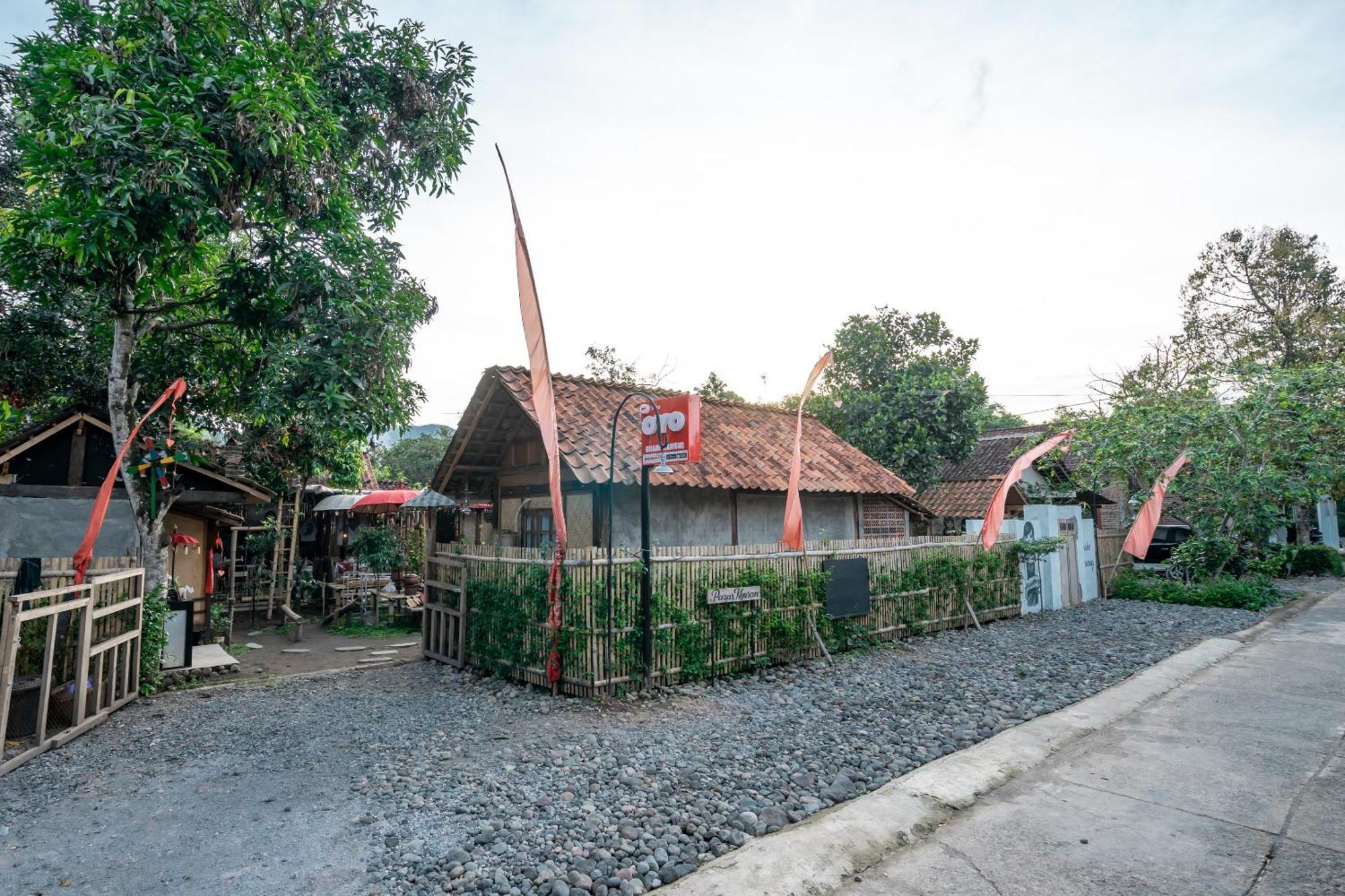 Oyo 2393 Omahe Nawung Syariah Hotel Magelang
